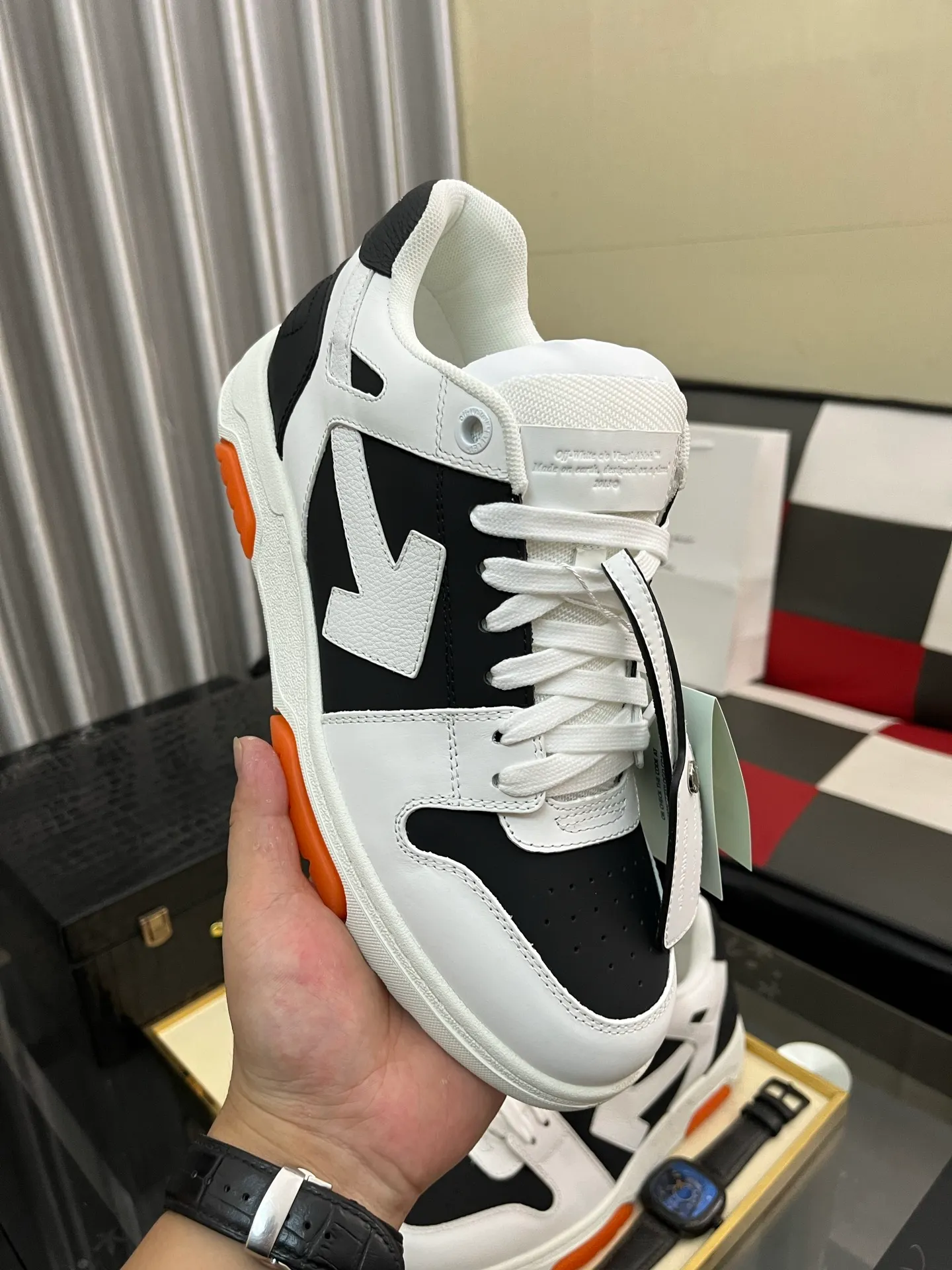 Men's shoes 💰600⌚️⌚️ OFF-White C/O VirGil Abloh fashionable and versatile casual shoes. Exclusive first release of the new model. Made of environmentally friendly cowhide leather and mesh fabric upper material. The insole is embedded with foam cushioning EVA material. The correct midsole is equipped with EVA lightweight cushioning. External tooth nail rubber outsole. The correct accessories can be customized simultaneously. Women's model: 35-40 Men's model: 39-45